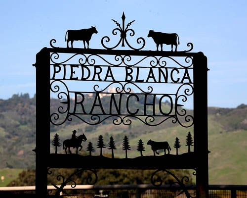 A sculpted metal sign that says Piedra Blanca Rancho.